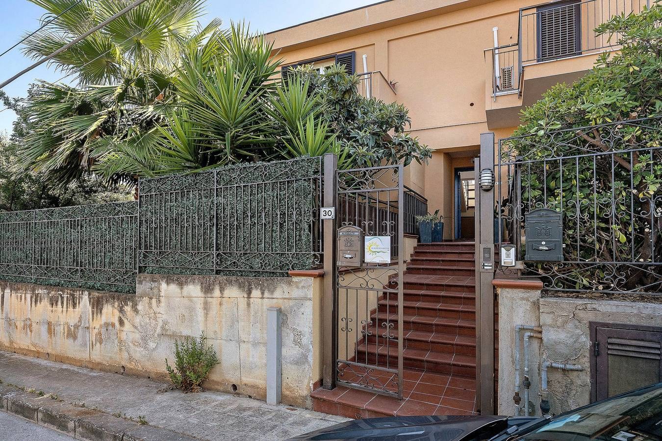 Gli esterni della casa 6